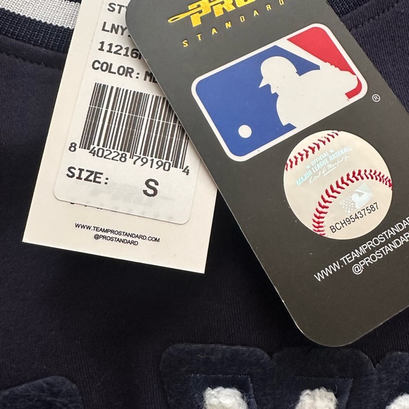 Yankees Pro Standard T Shirt - Picture 4 of 4